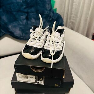Jordan 11 black and white size 4 toddler